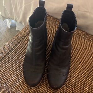 Ugg ankle boots. So comfy and in great shape.